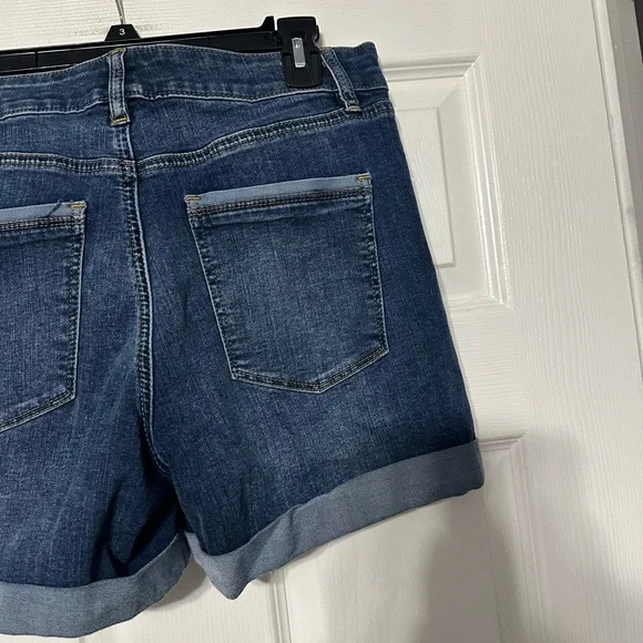 White House Black Market Roll-Cuff Women's Denim Shorts - Picture 7 of 9